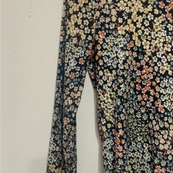 Fitted Yellow and Black Long Sleeve backless mockneck Blouse - Picture 5 of 10